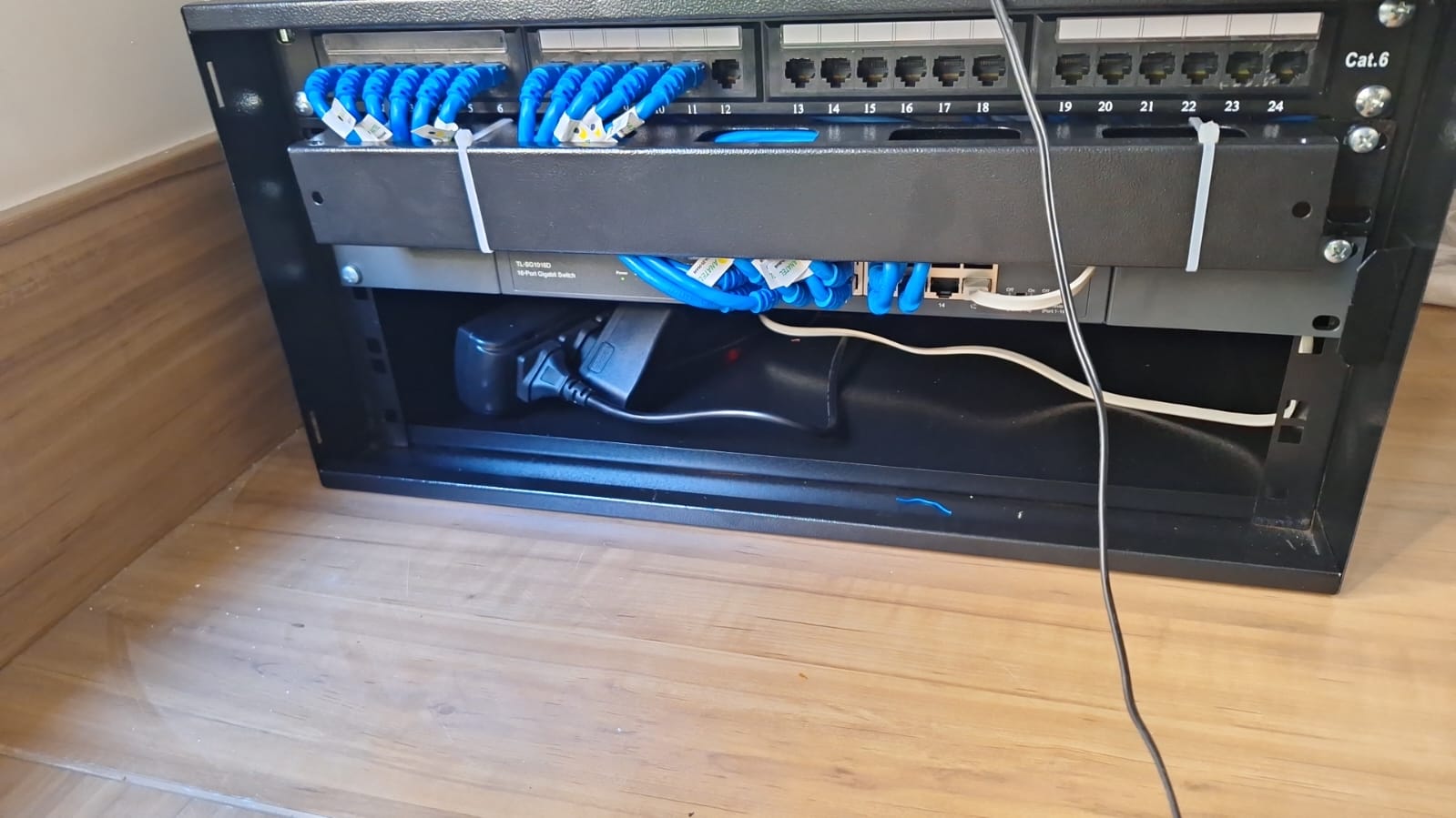 Patch panel Cat.6 e switch Gigabit com cabeamento organizado