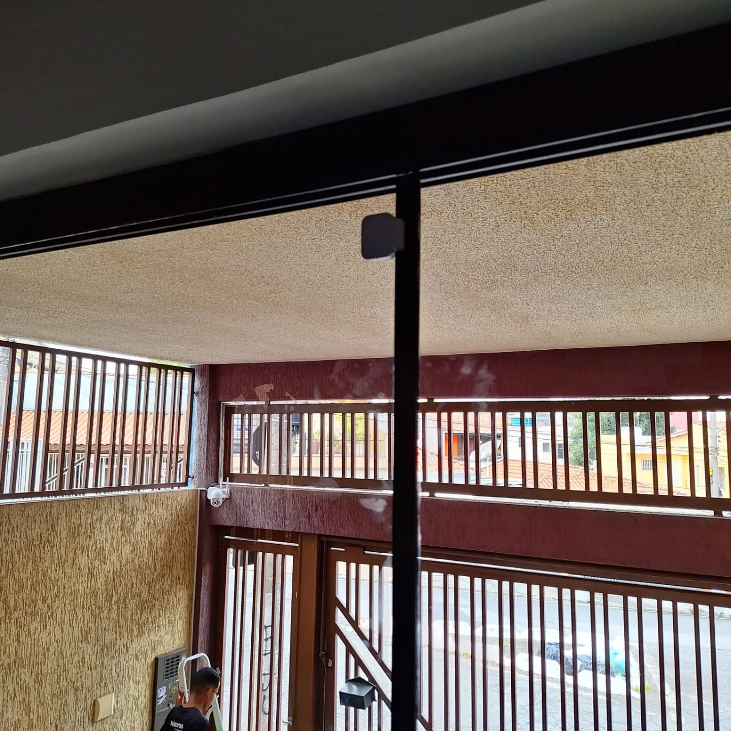 Técnico da CI Tecnologia instalando sistema na portaria de condomínio